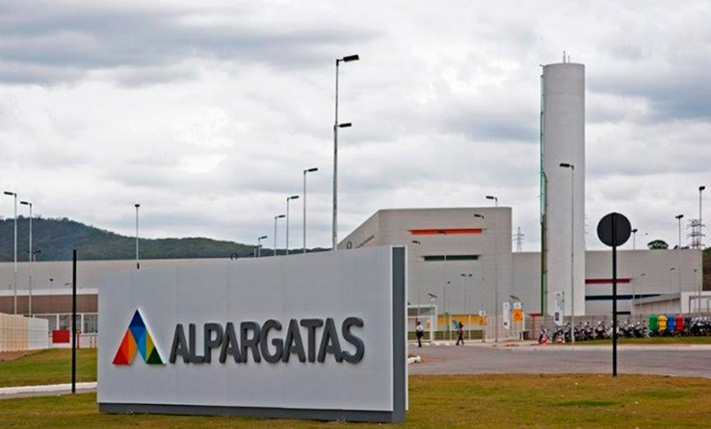 Alpargatas vendió planta en Catamarca y adelanta vacaciones en Tucumán