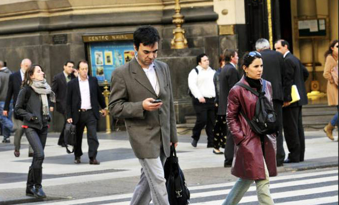 Semáforos en el piso para los que miran el celular al cruzar la calle