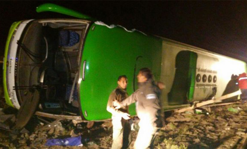 Suman 19 las víctimas fatales del micro que volcó camino a Chile