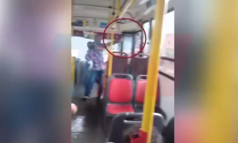 Pánico en un colectivo: un hombre amenazó al chofer con un arma
