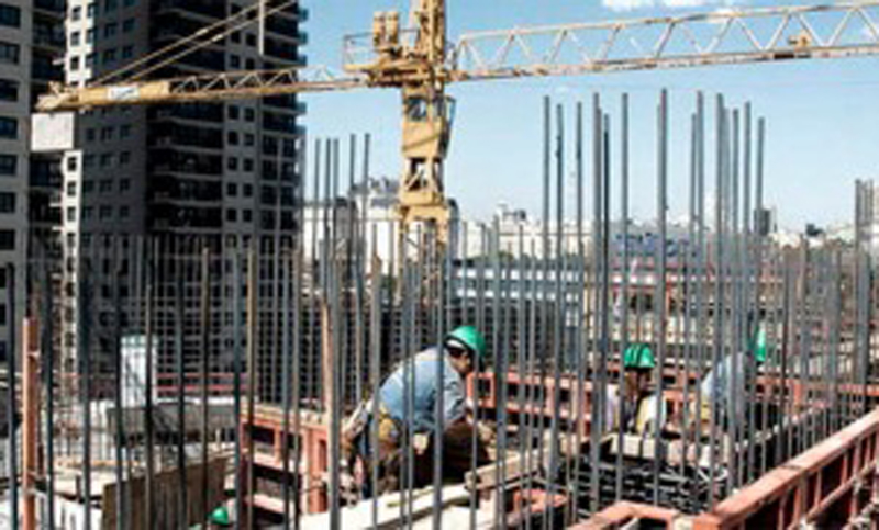 Una tonelada de arena vale menos que un kilo de helado, afirman en la construcción