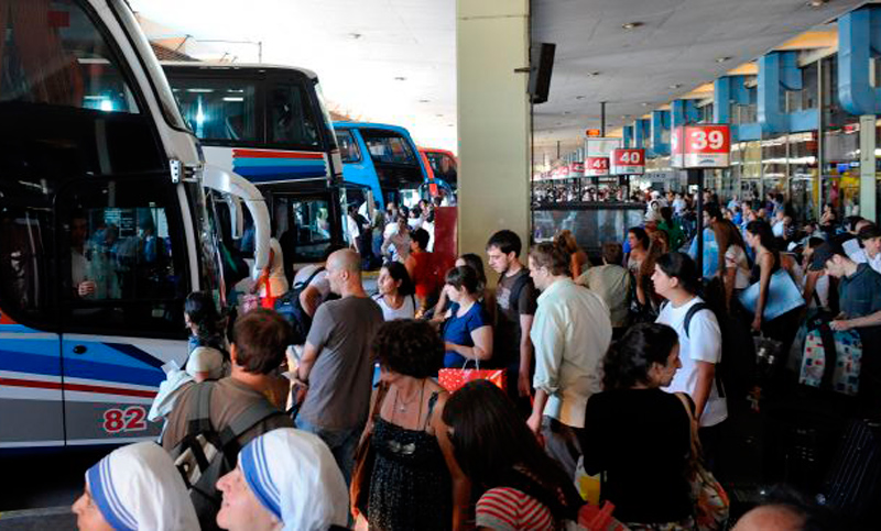El feriado movilizó más gente por el país, pero gastó menos que el año pasado
