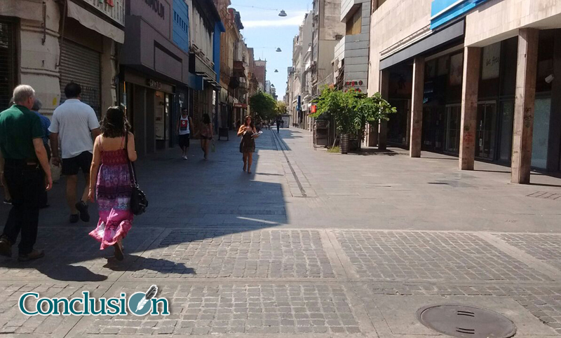 Feriado: poca gente en las calles y menos movimiento en comercios