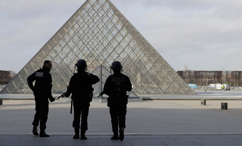 Un ataque con machete en el Museo del Louvre sacude a Francia