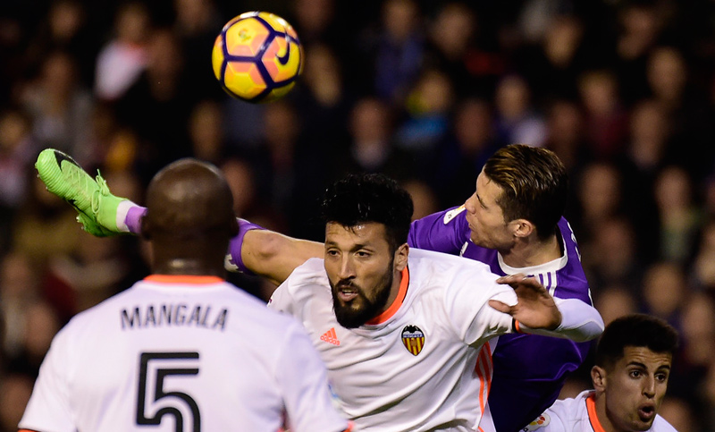 Valencia, con el rosarino Ezequiel Garay, venció a Real Madrid
