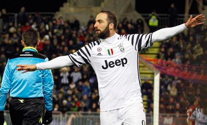 Con doblete de Higuaín, la Juventus afirma su liderazgo en Italia