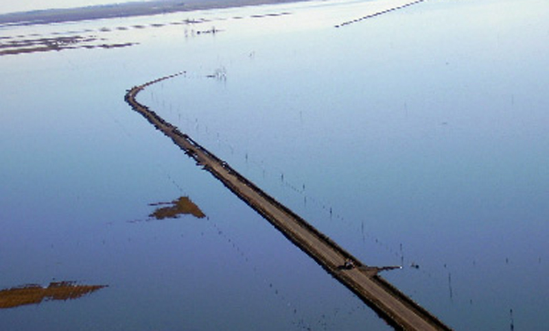 Permanece cortada la ruta 7 por temor a desborde de la laguna La Picasa
