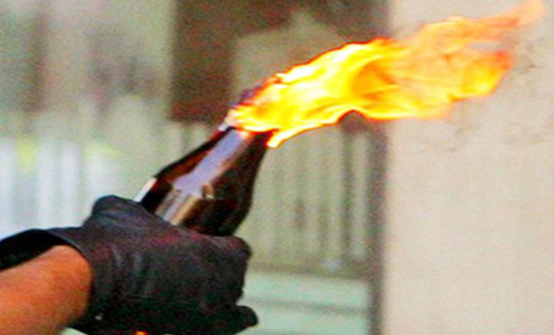 Arrojaron una bomba molotov sobre una vivienda