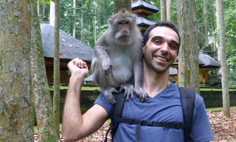 El templo en Bali donde los monos juegan con los turistas