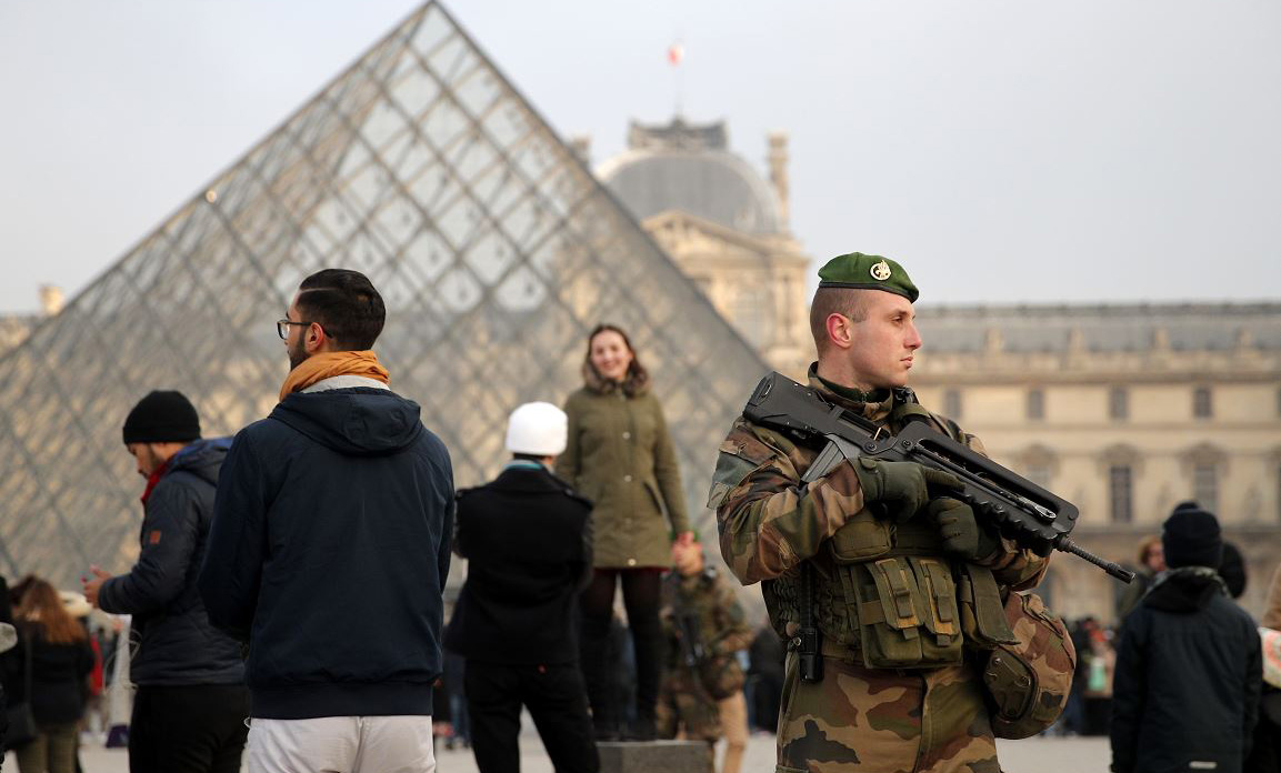 Francia: un militar baleó a un hombre que intentó atacarlo en el Museo de Louvre