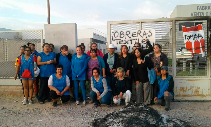 Las obreras de Textil Neuquén siguen movilizadas tras el cierre de la fábrica