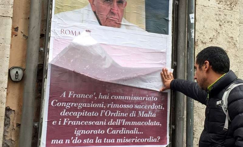 Francisco y afiches en su contra: “Alejar envidia y la difamación”
