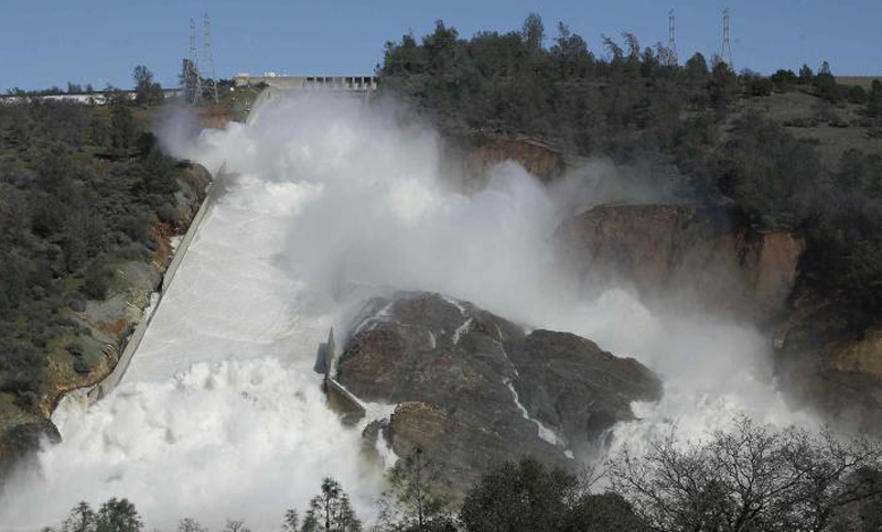 Evacuación masiva por daños en una represa en el norte de California