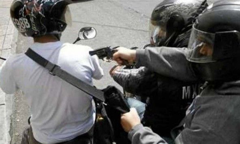 Golpearon a dos chicas para robarle la moto