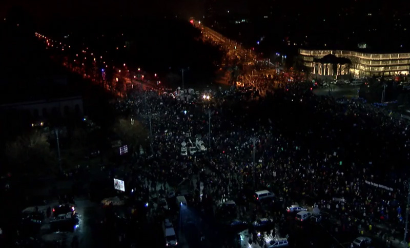 El Gobierno rumano contra las cuerdas: multitudinarias protestas