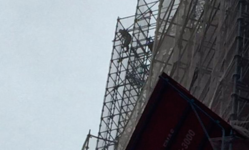 Un hombre amenaza con suicidarse desde una cúpula ubicada frente al Congreso Nacional
