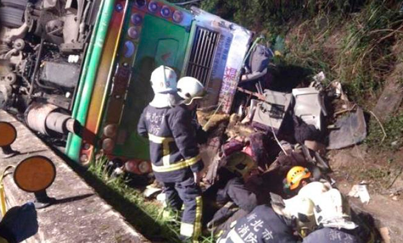 Taiwán: más de 30 muertos y una decena de heridos tras volcar un micro