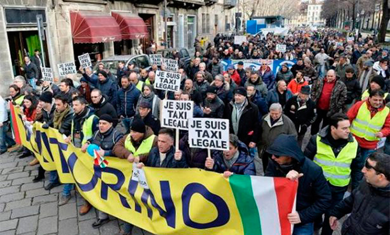 Roma: una protesta de taxistas por la implementación del sistema «Uber»