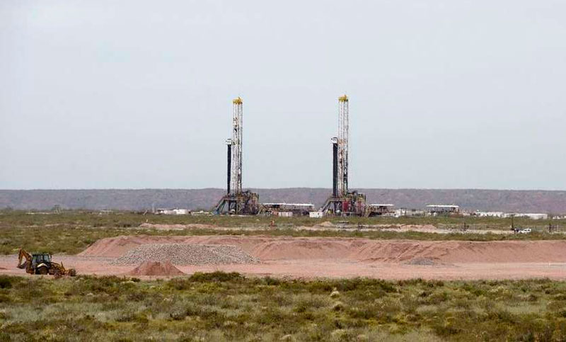 Petroleros cortan rutas por crisis laboral del sector