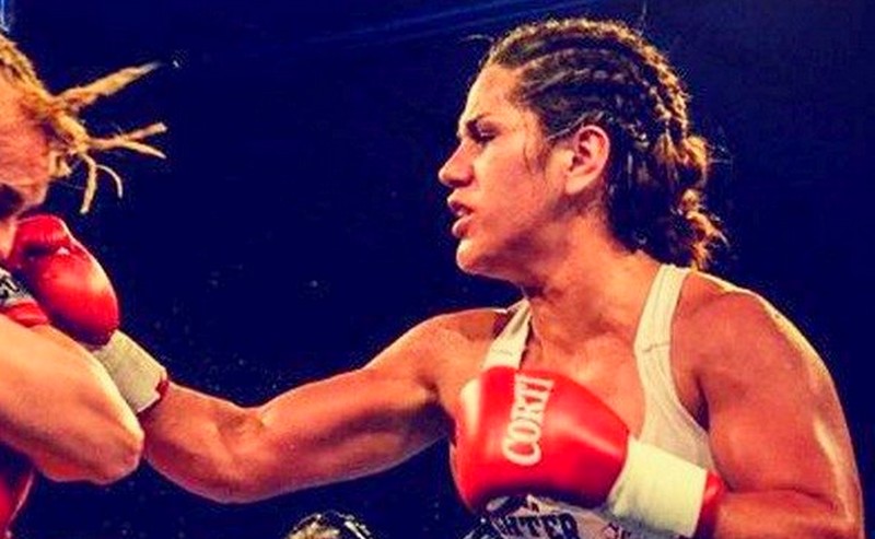 La Leona Bustos ganó por puntos y retuvo el título mundial ligero