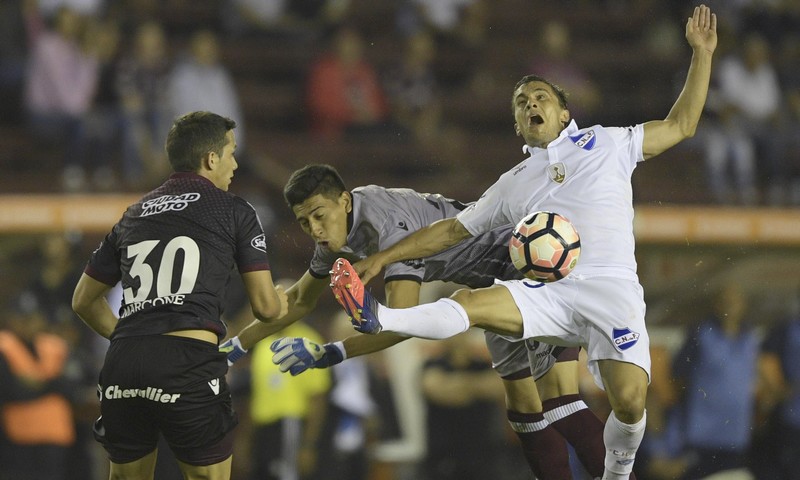 Lanús tuvo un debut para el olvido y cayó ante Nacional