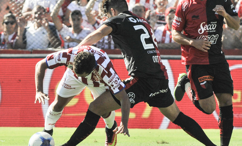 Colón se quedó con el clásico santafesino por dos cabezazos letales