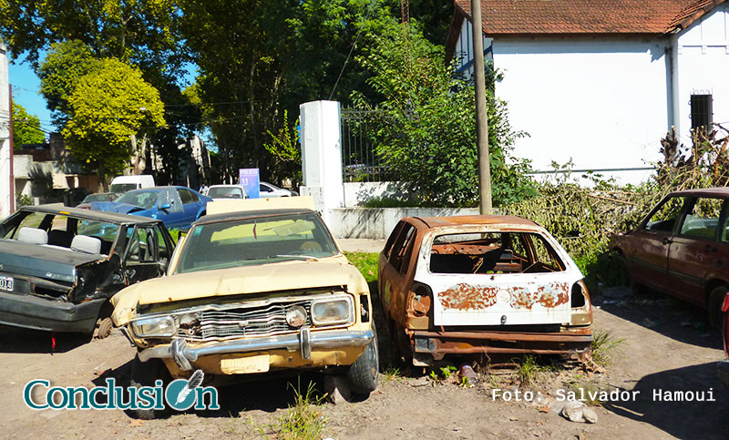 Retirarán los autos incautados que se encuentran frente a las comisarías