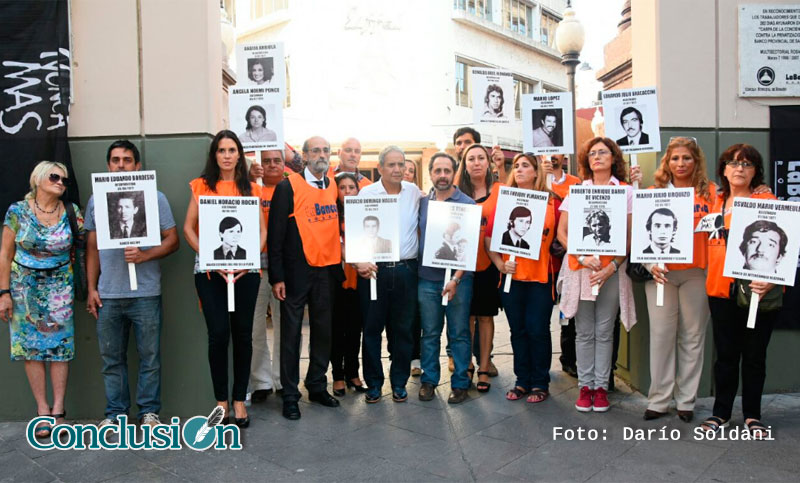 Bancarios descubrieron una placa en memoria de trabajadores desaparecidos
