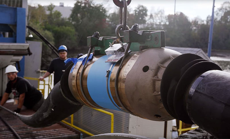 ¿Cómo son y cómo funcionan los cables submarinos por los que viaja Internet?