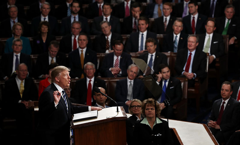 Trump moderó el tono pero mantuvo promesa de mano dura en inmigración