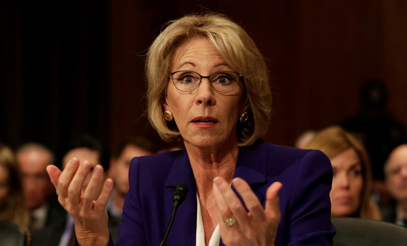 DeVos, la secretaria de Educación de Trump, opositora de la escuela pública, racista y homofóbica