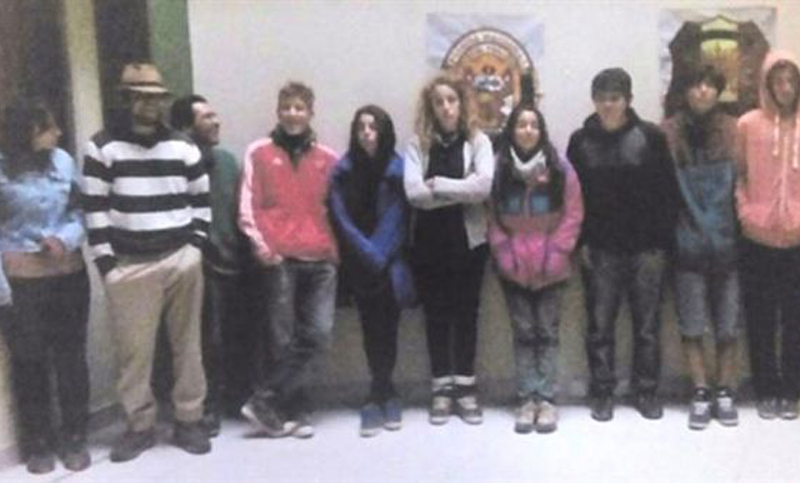 Perú: detuvieron a once turistas argentinos por pintar grafitis en un muro inca