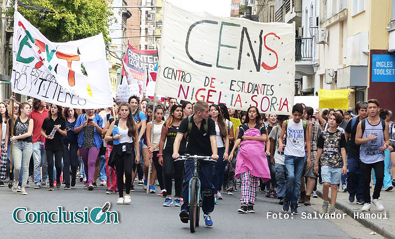 Alumnos de la escuela Nigelia Soria se movilizaron en reclamo de mejoras edilicias