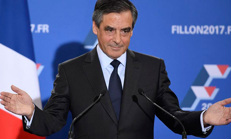 Francois Fillon mantiene su candidatura pese al anuncio de su inculpación