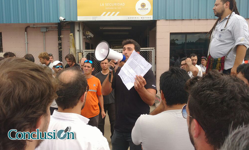 Trabajadores de General Motors cuestionan el acuerdo y el gremio se defiende