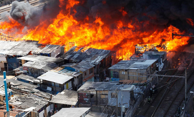 Un incendio consume medio centenar de casas en favela de Sao Paulo