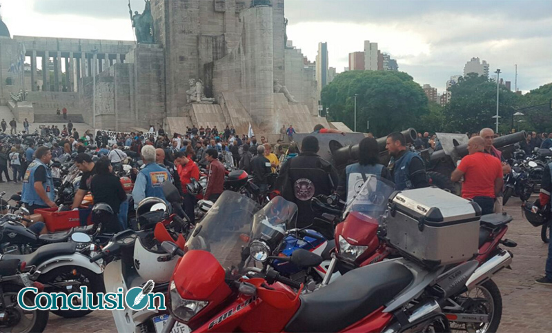 Moteros protestaron en el Monumento por las nuevas medidas de seguridad