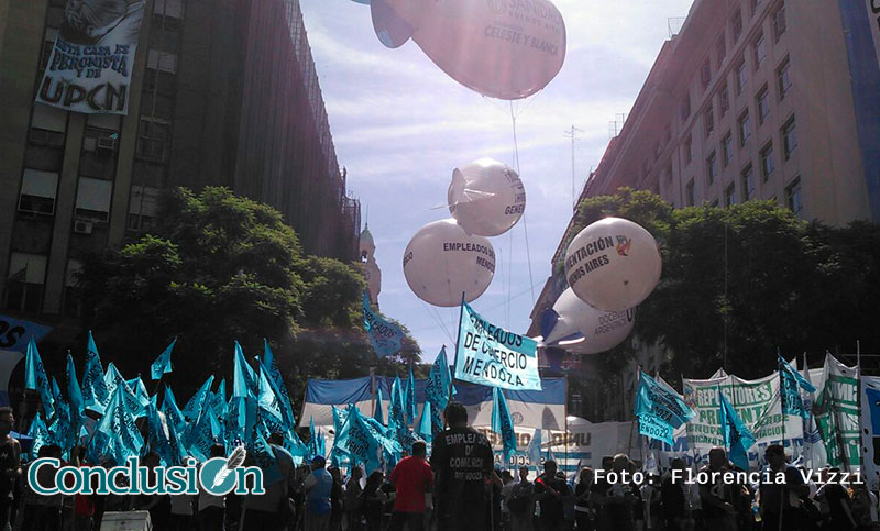 Miles de manifestantes marchan a la espera del acto de la CGT