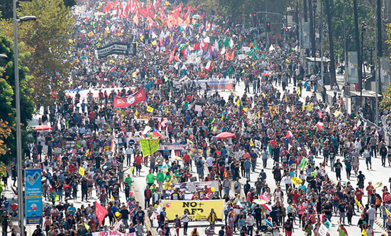 Gigantesca marcha en Chile contra el sistema de pensiones legado de Pinochet