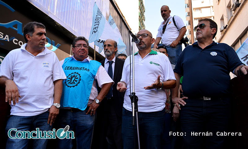 Movilización de la UOM y Smata a la delegación del Ministerio de Trabajo de la Nación en Rosario