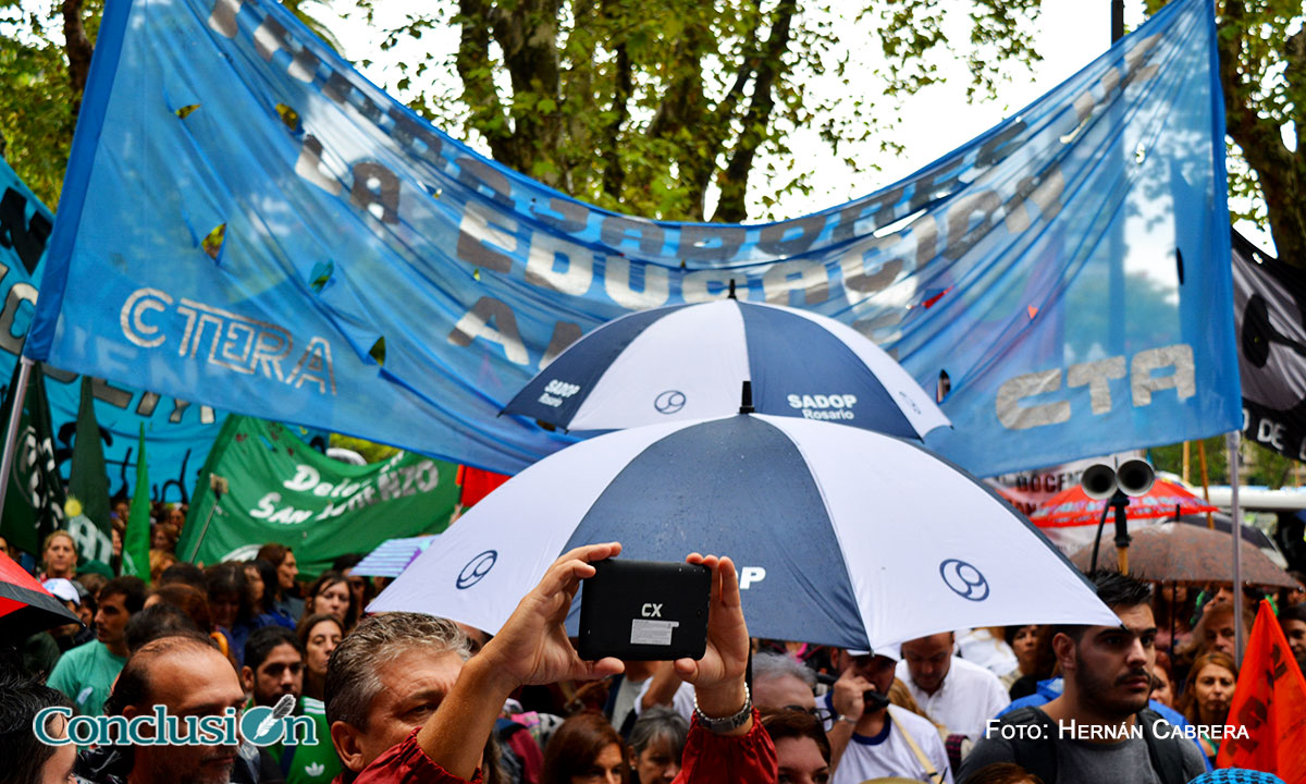 Protesta de docentes y estatales bajo la lluvia…