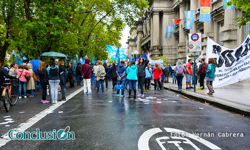 Bajo la lluvia docentes y gremios marcharon y reclamaron