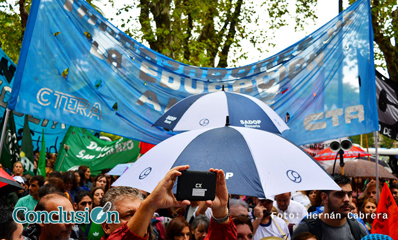 Miércoles de paro: bajo la lluvia docentes y gremios marcharon y reclamaron