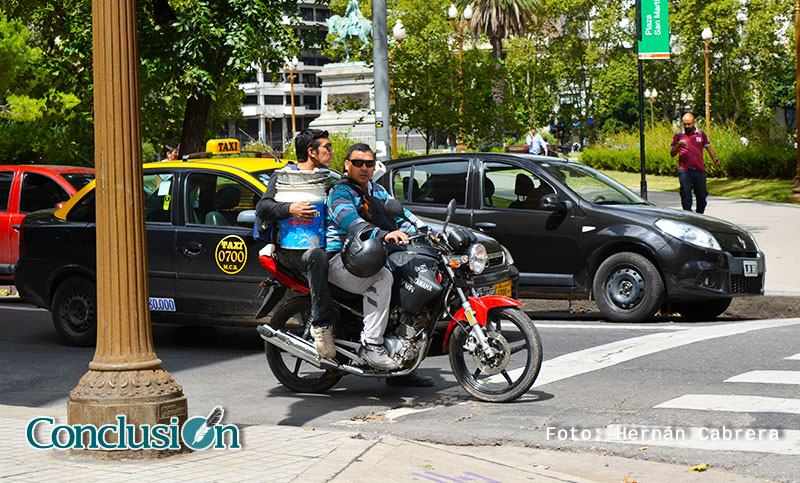 Motociclistas deberán usar casco con patente y chaleco reflectante
