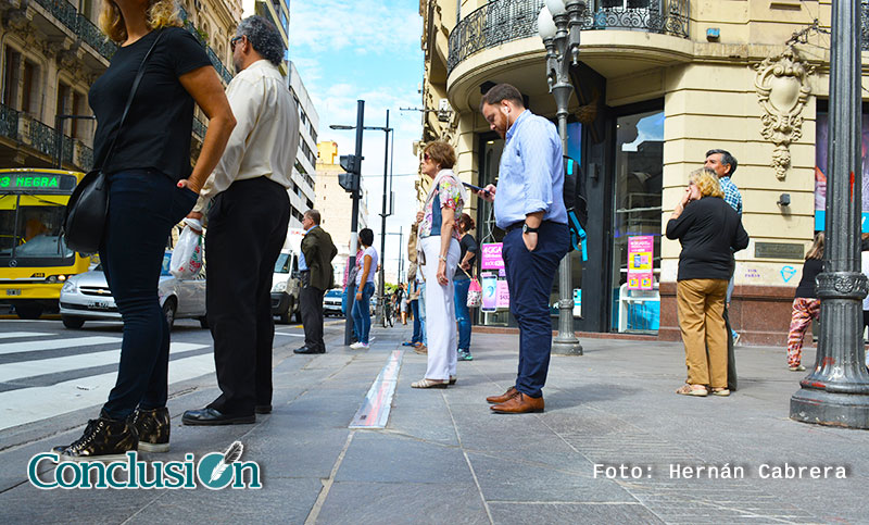 Comenzó a funcionar en Rosario el primer semáforo para peatones del país