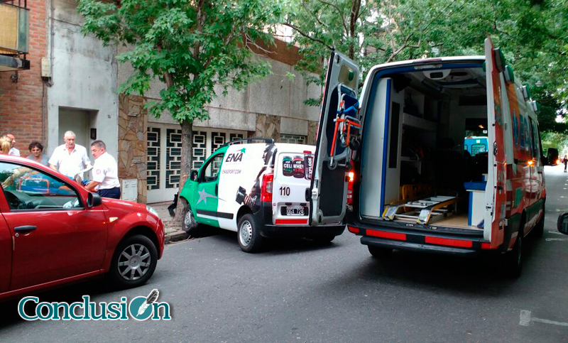 Un hombre se descompuso mientras manejaba y chocó contra un árbol