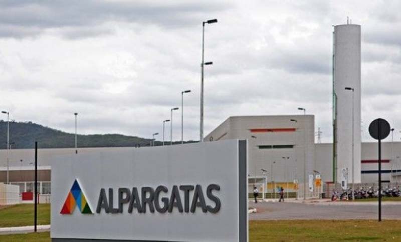 Por caída en ventas, la empresa Alpargatas adelantó las vacaciones de todo su personal