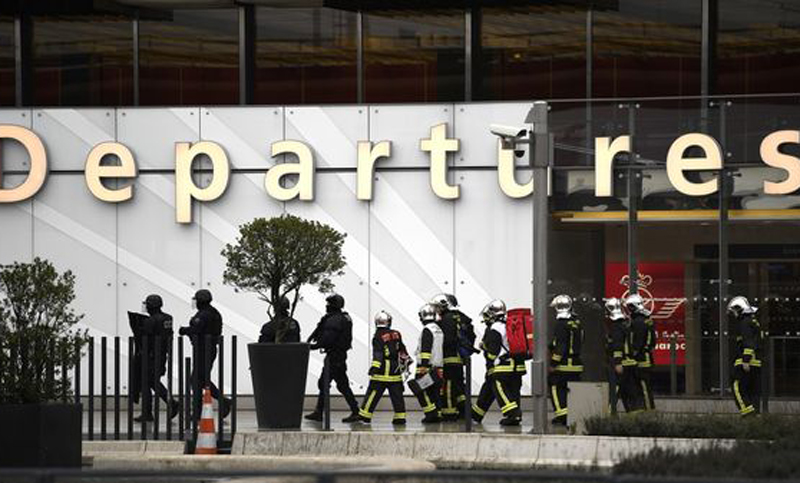 Francia: un hombre fue abatido tras robarle un arma a un militar en el aeropuerto