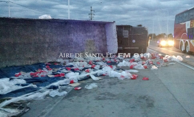 Volcó un camión cervecero y los vecinos se llevaron la carga