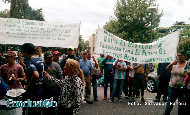 A un día del final de la tracción a sangre, carreros movilizaron frente al Concejo